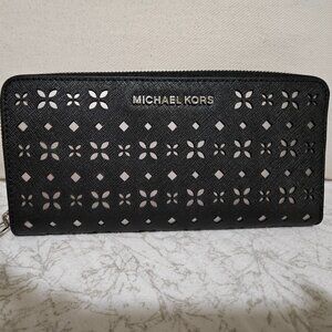 Michael kors long wallet black color zip over